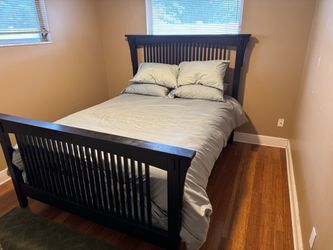 Queen size bedroom set with dresser and side table/dresser