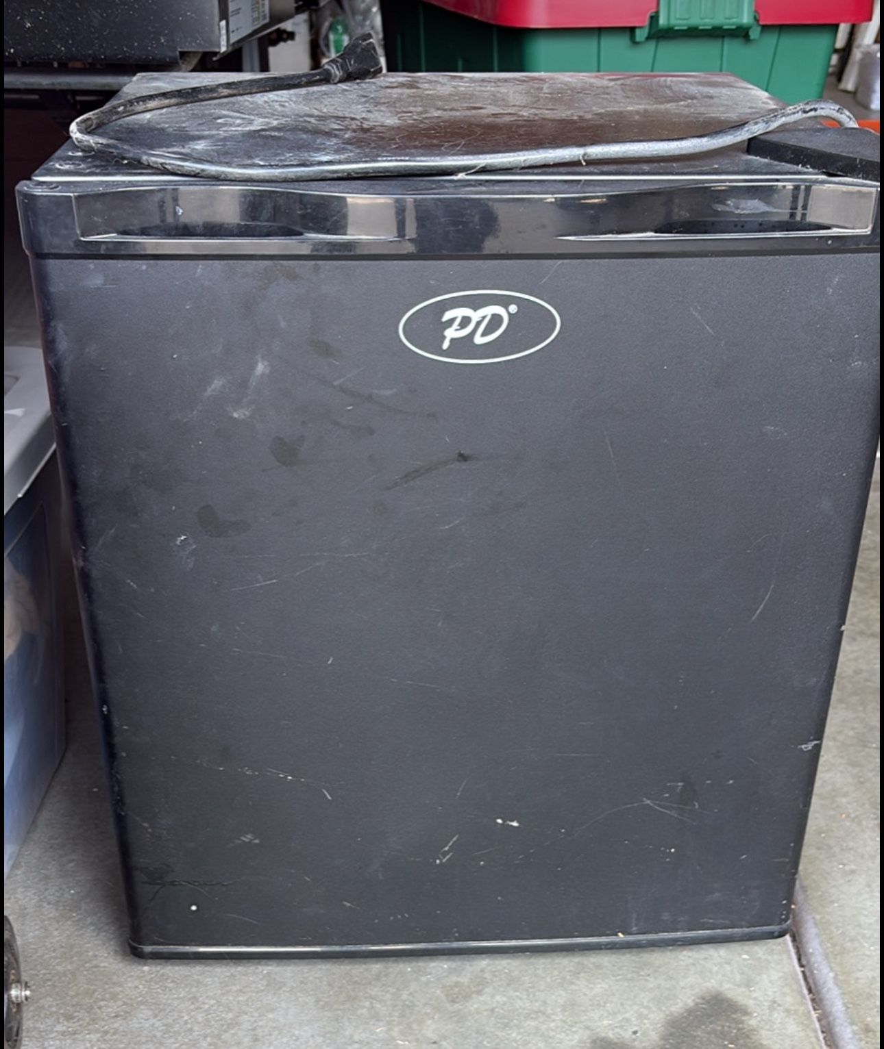 Mini fridge Dusted But Works 100%