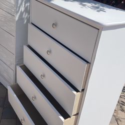 Beautiful White Chest 5 Drawer Dresser New