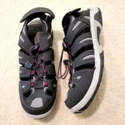 Size 7 Women's Eddie Bower
Hiking Sandal Water Shoes
NEW