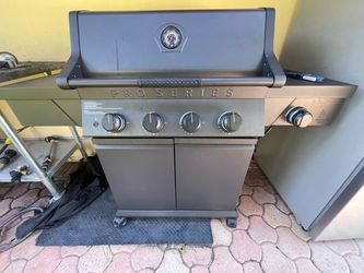 Members Mark Pro Series 5-burner gas grill with Thermostatic control