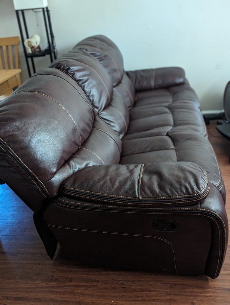 Free Couch ! MUST PICK UP 
