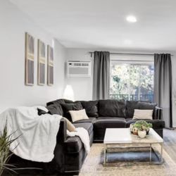 Sectional Couch – Smoke & Pet Free