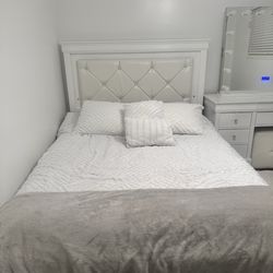 WHITE MODERN BEDROOM SET! COMES WITH BED, MATTRESS, VANITY, AND NIGHTSTAND! BED + NIGHTSTAND HAVE BUILT IN LIGHTING !!!