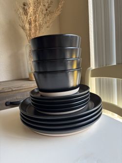 Modern Black Stoneware Dinnerware Set – 16 Pieces