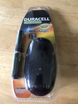 Duracell Rechargeable Mini Color Charger with 2 AA Staycharged Batteries (Charger Color May Very)