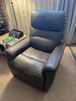 BROWN ROCKING RECLINER CHAIR.