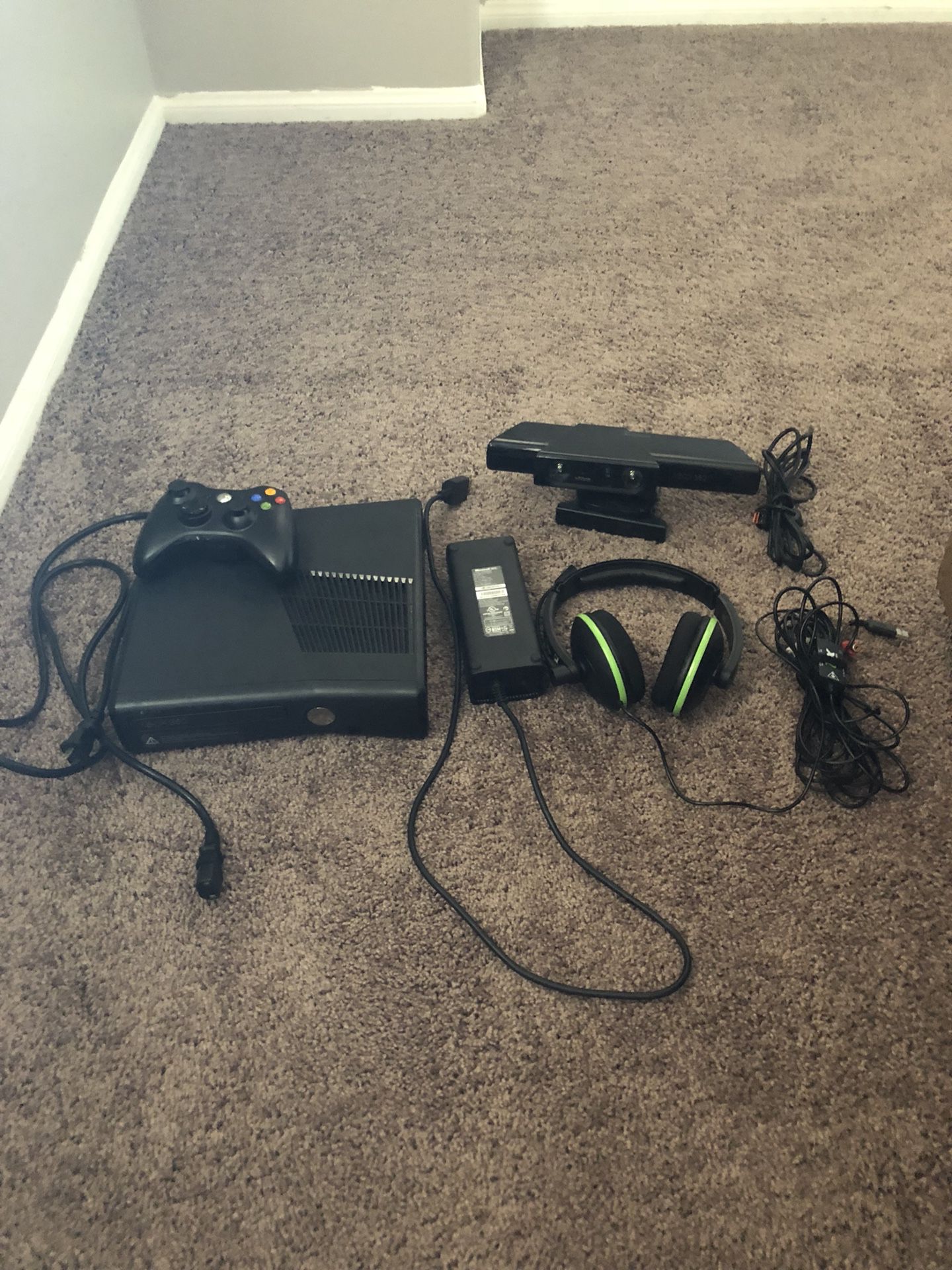 Xbox 360 for sale, 12 games included, two of them are Kinect. Turtle beach headset and Kinect are included. (12th game installed on the Xbox).