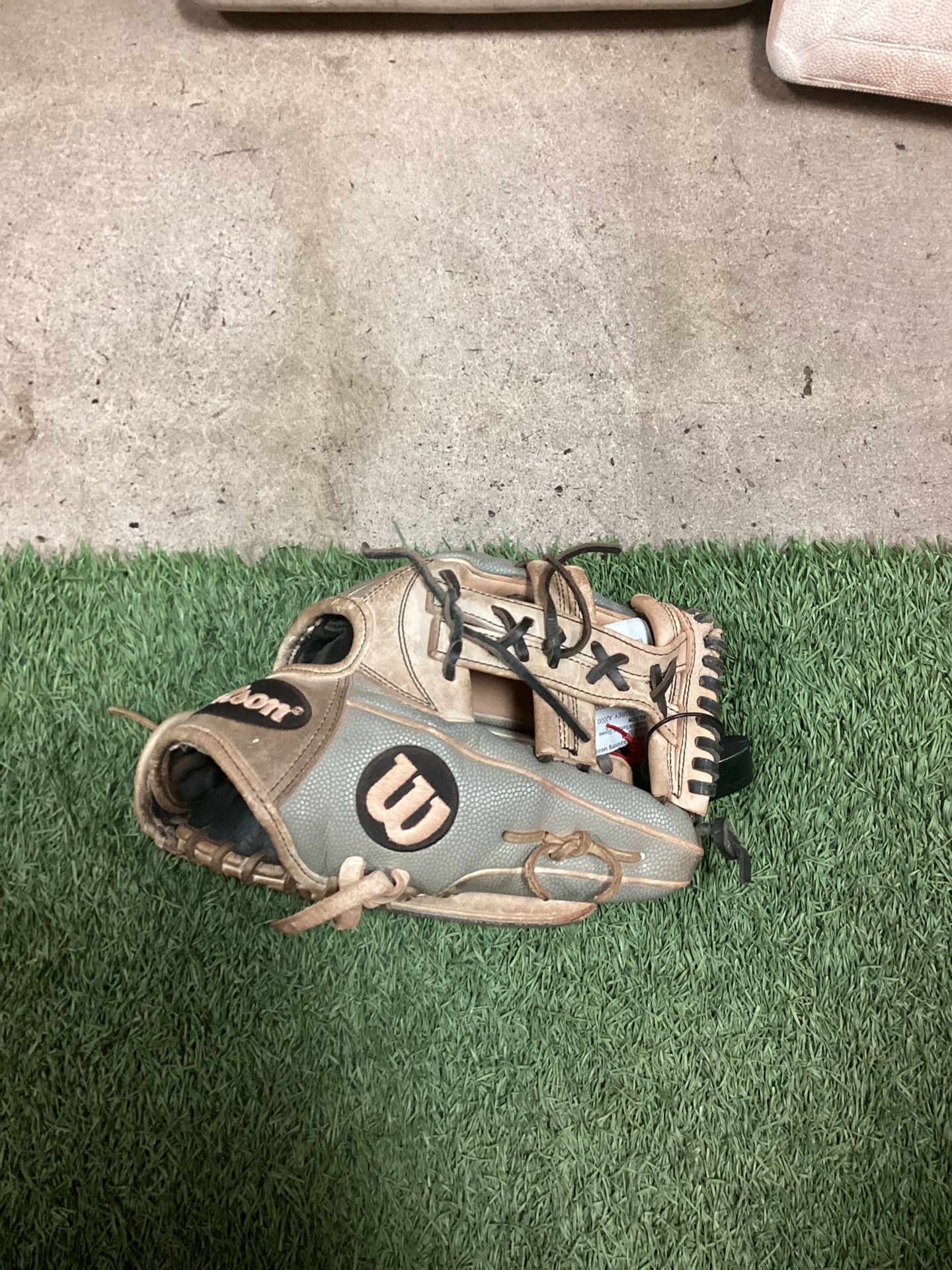 Used Wilson A2000 SuperSkin 11.75" Fastpitch Softball Glove - RHT (Read Description)
