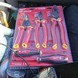 New Never Oped Insulated Hand Tools