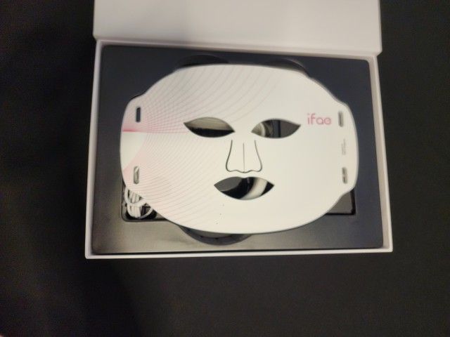 iFae LED Light Therapy Face Mask – Brand New (Open Box)