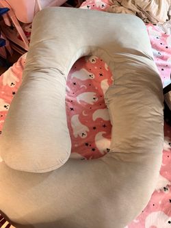 Momcozy pregnancy pillow.