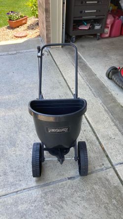 Lawn crafter, spreader like new Lawn crafter, spreader like new