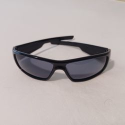 YUM sunglasses black frame with polarized lenses 