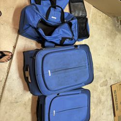 5 pc luggage set , 25 & 21 inch bags. 2 duffle bags, and bathroom kits. 
