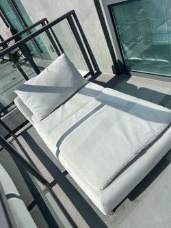 Outdoor tanning lounge bed
