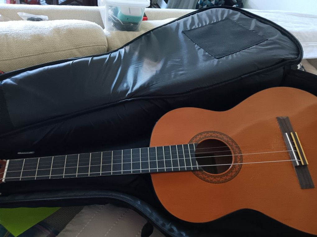Yamaha C-40 Guitar w/ Case
