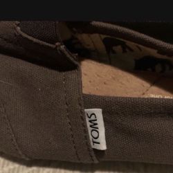 Toms girl shoes size W6