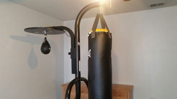 Punching bag stand w/ 70lb bag and speed bag for Sale in Fremont, CA - OfferUp