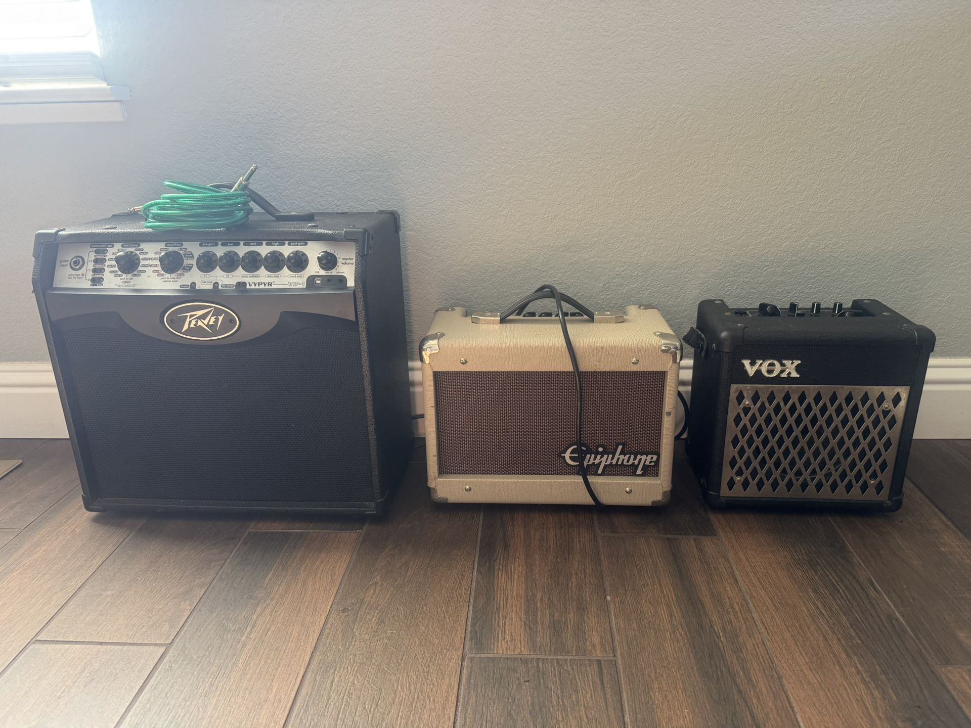 Peavey VYPYR VIP-1 + Epiphone 15C Acoustic AMP + VOX DA5 Portable AMP