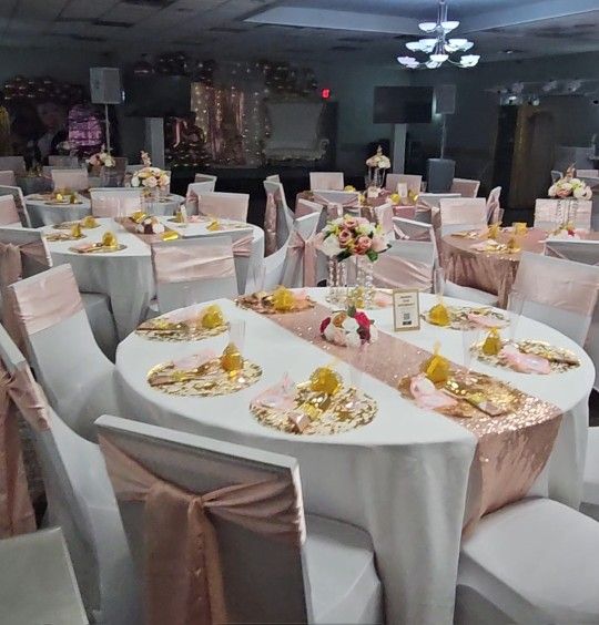 Reselling my daughter's quinceañera decoration.
Revendiendo la decoración de quinceañera de mi hija.