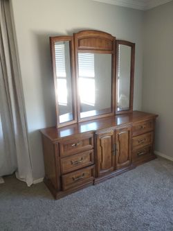 Solid Wood Dresser with Tri-Fold Mirror – Hidden Storage – Excellent Condition