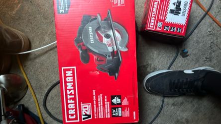 Skil saw with battery pack and charger