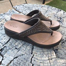 NWOT CROCS Wedge Thong Sandal 