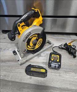 DEWALT 20V 6 1/2"  CIRCULAR SAW  WITH BATTERY AND CHARGER PERFECT CONDITION