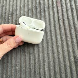 Apple AirPods Pro 2 with case (One earphone left )