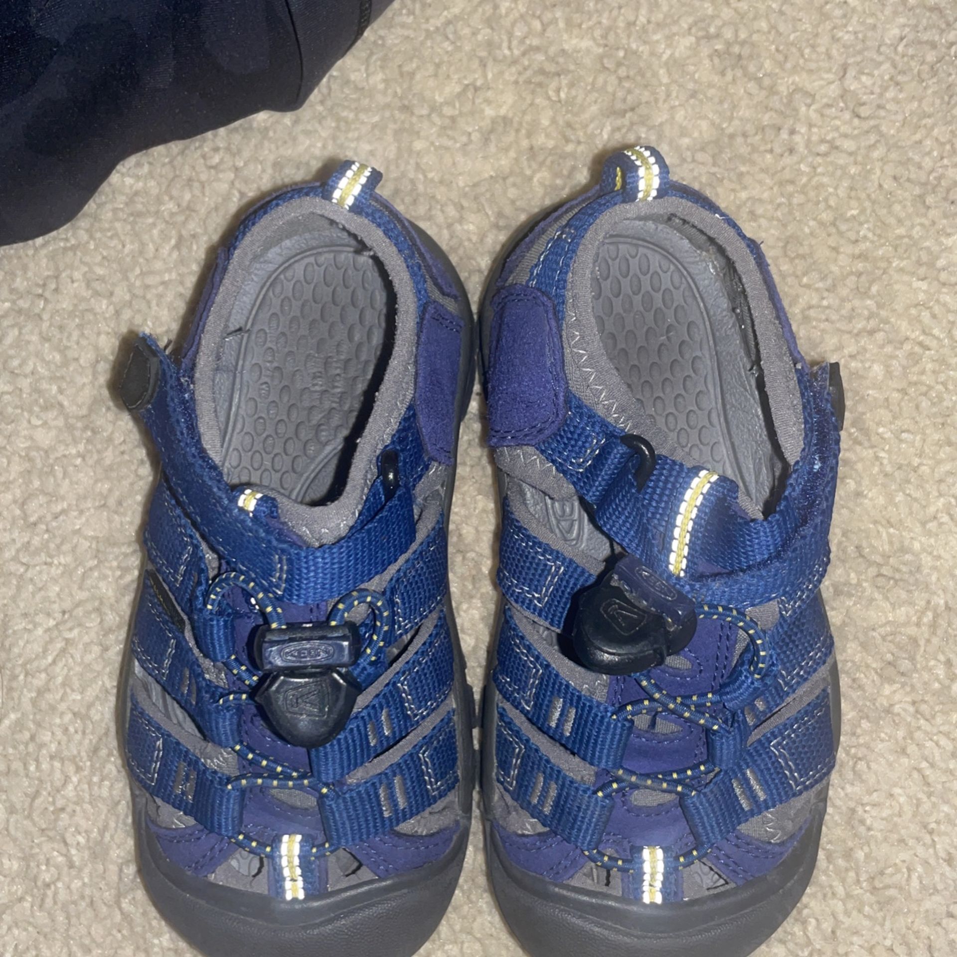 Keen hiking sandals size 10 boys $10
