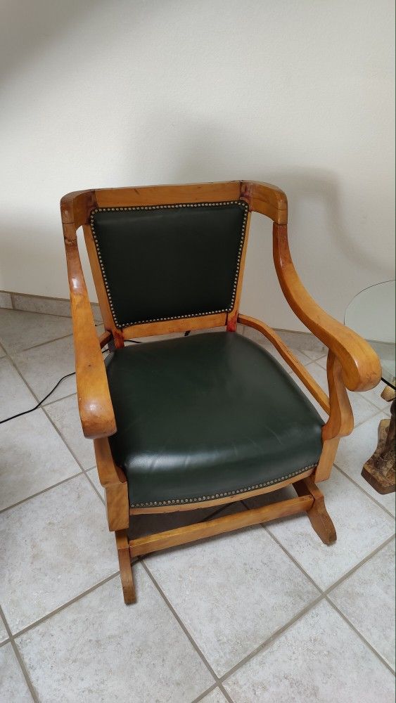 Late 1800s Antique Victorian Chair And Trunk