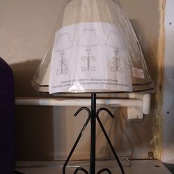 Metal scroll lamp