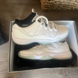 Jordan  11  Retro low legend BLUE