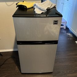 RCA RFR836 3.2 Cu Ft 2 Door Fridge and Freezer, Stainless Steel