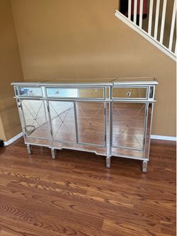 $100 Tv stand/dresser or best offer