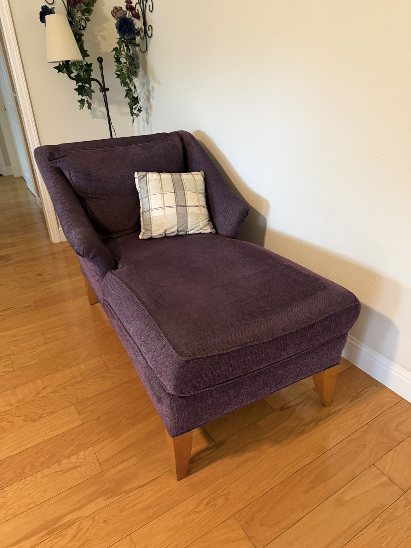 Purple Upholstered Chaise Lounge Chair with Armrests and Wooden Legs