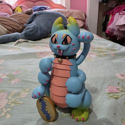 Lucky KittyPede art figure by @babirousa