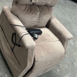 Power Lift Recliner, Living Room Chair Very Good Condition. All Position Work Great.