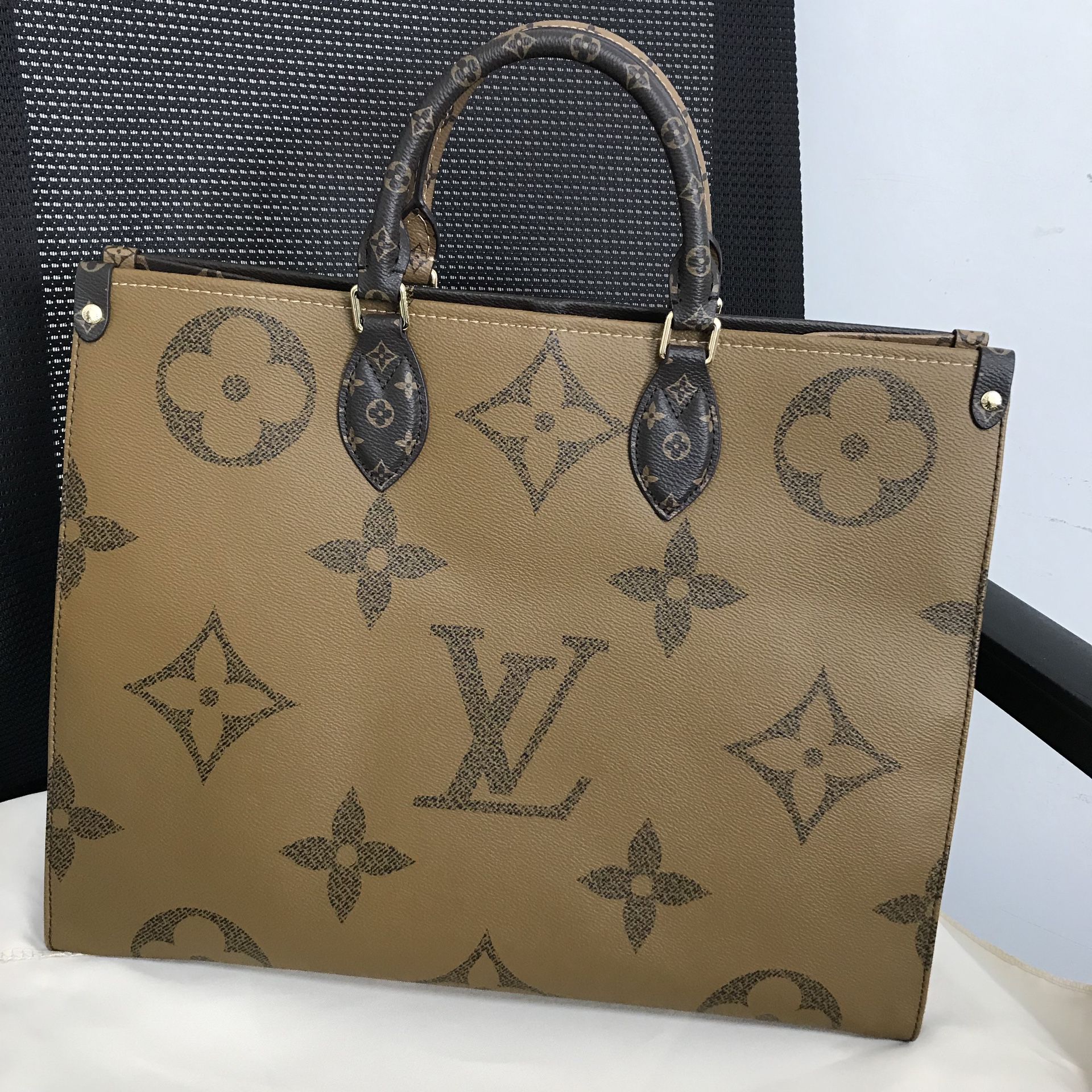 Authentic Louis Vuitton Monogram Canvas Single Handle Ladies Bag for Sale  in Lincoln County, MT - OfferUp