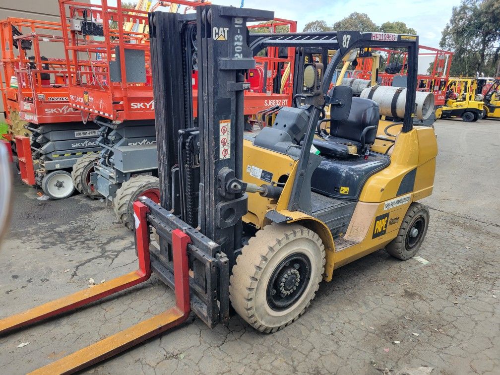 CAT P8000, 8K LB. Capacity Pneumatic Tire Forklift 