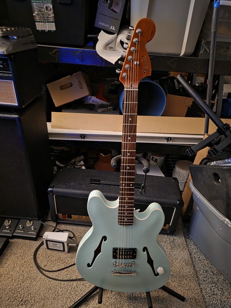 Tom Delonge Starcaster