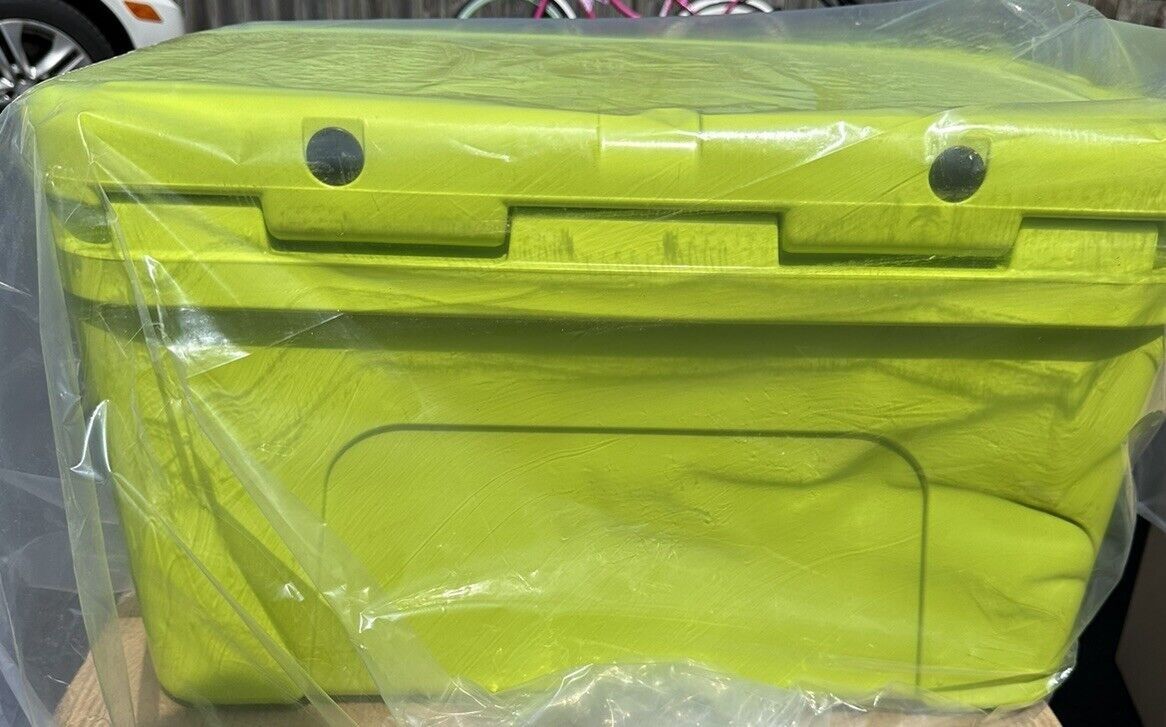 YETI COOLER[Still New)