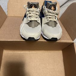 Nike hurache Youth size 4