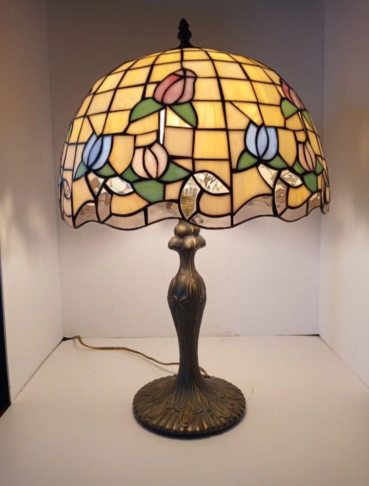Tiffany-Style Vintage Floral Lamp