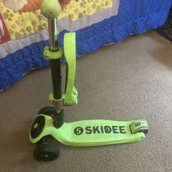 Skidee 3 Wheel Scooter w/ folding seat, adjustable, and LED Wheels