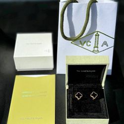 18k yellow gold Van Cleef style Alhambra Black Onyx stone clover clip back earrings