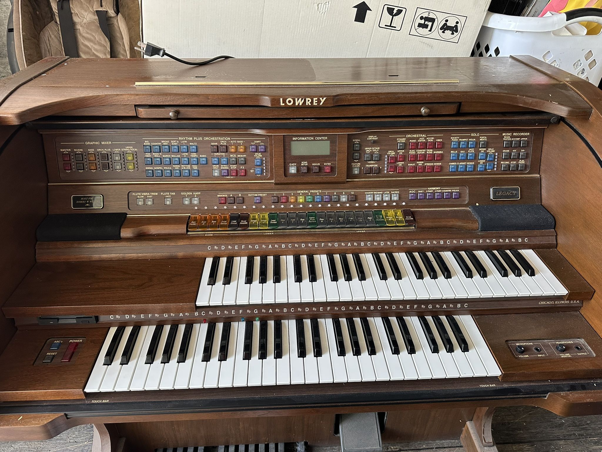 Lowrey Legacy SU/300