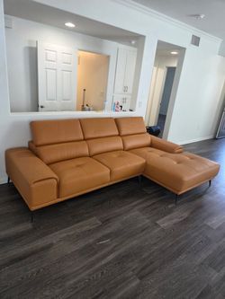 New luxury leather sectional couch / free delivery