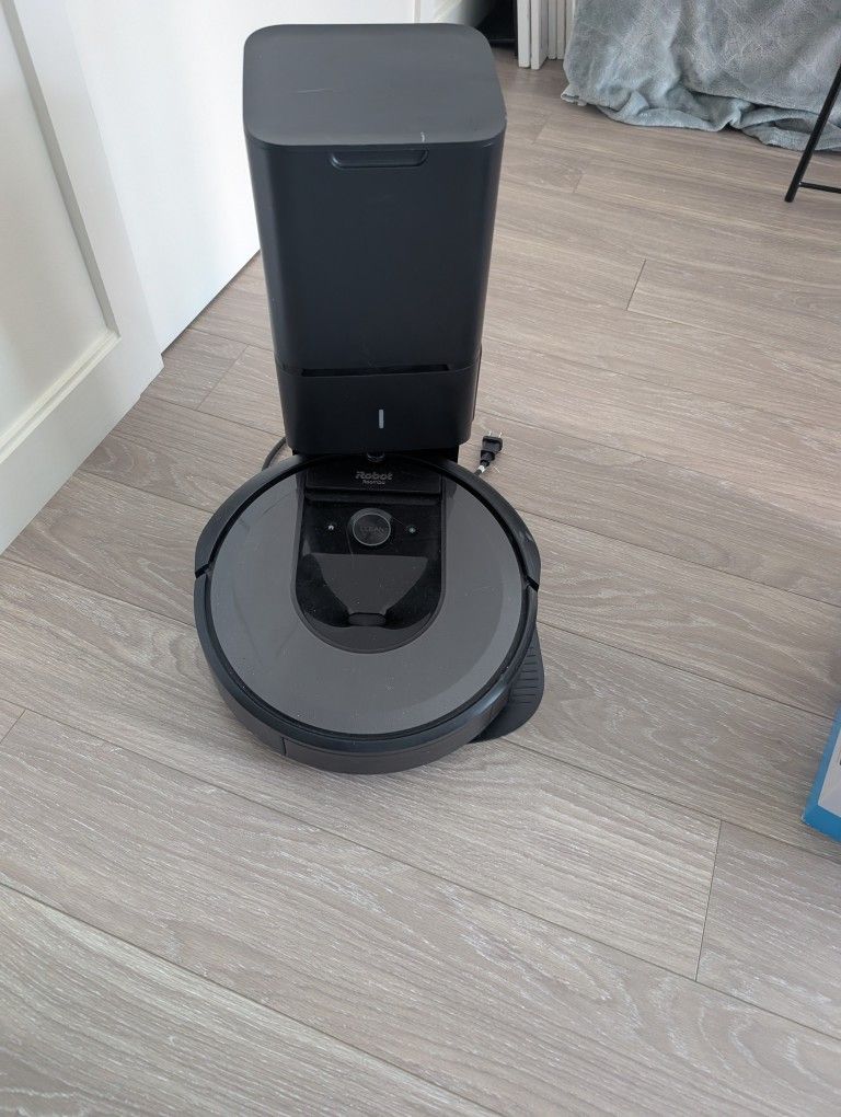 iRobot Roomba i7+ (7550) Wifi Connected Self-Emptying Robot vacuum